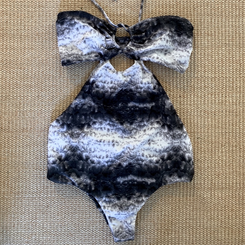 Mikoh Cloudbreak one piece.  Size medium.